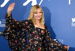 Kirsten Dunst pół roku po porodzie. Pozuje w czarnym kostiumie i szortach