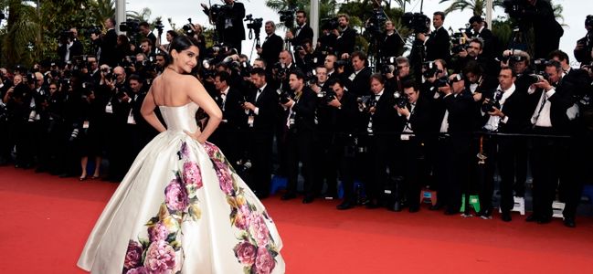 Sonam Kapoor nietypowy kształt i kwiatowe wzory