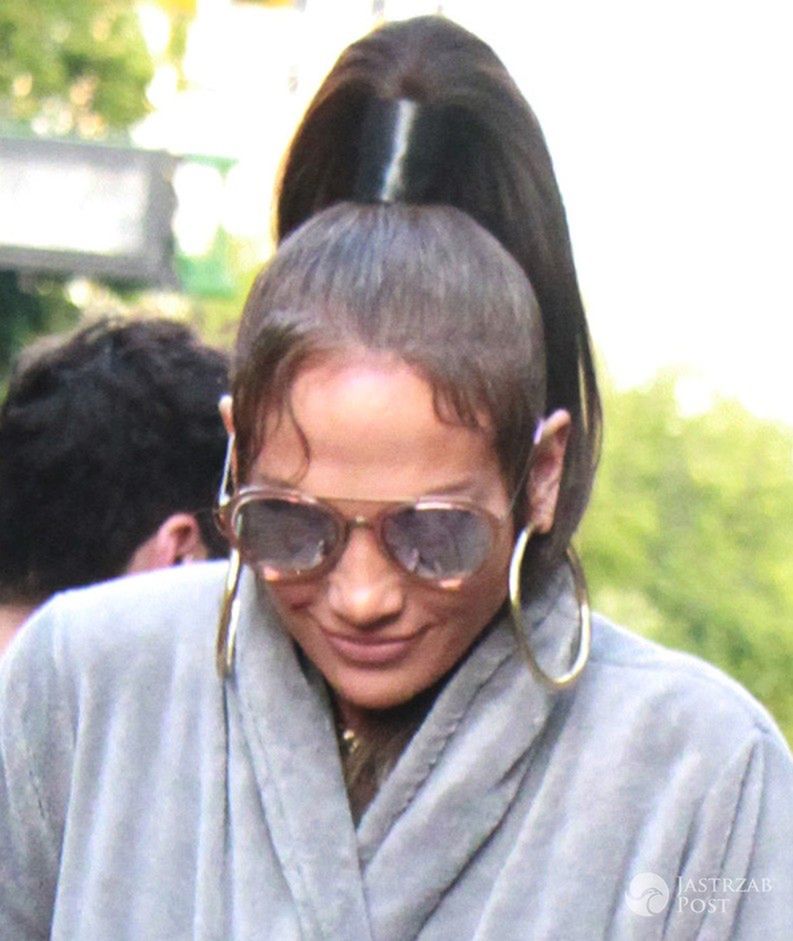 Jennifer Lopez w szlafroku na środku ulicy