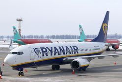 Samolot Ryanaira odladzany wodą z wiadra. Udostępniono nagranie