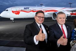 Wpadka LOT. W hangarze uroczysta gala z politykami, a pasażerom odwołano dwa loty