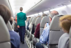 Skandal w samolocie. Pasażerka poczekała, aż osoba przed nią zaśnie, by położyć nogi na zagłówku jej fotela