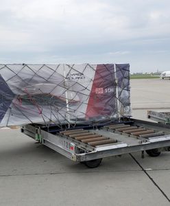 Polska kapsuła hyperloop poleciała do Los Angeles na testy. LOT chwali się nietypową przesyłką