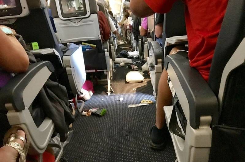 Samolot "trząsł się jak pralka", a po suficie płynęła kawa. 10 rannych po locie z Grecji