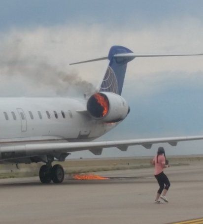 Szokujący widok. Płonący samolot United Airlines lądował na lotnisku w Denver