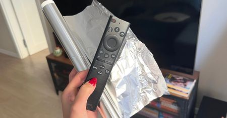 Kawałek folii aluminiowej ulepszy działanie pilota. Irytujący problem natychmiast zniknie