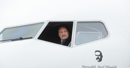 Bardzo spóźniony samolot. Karczewski chwali się pierwszym lotem