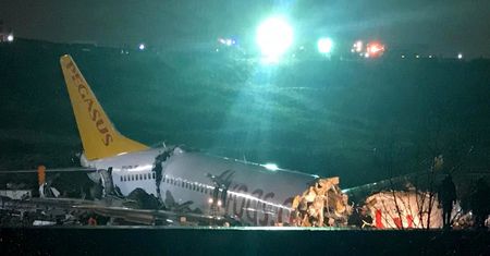Katastrofa samolotu w Turcji. Boeing 737 złamał się w pół. Pokazali nowe nagranie
