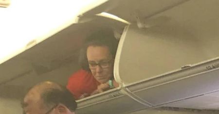Southwest Airlines. Dziwna sytuacja w samolocie - stewardessa leżała w schowku na bagaże