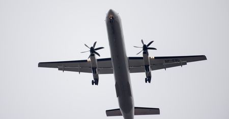 Koronawirus. Rośnie liczba zakażonych. Zawieszone loty wewnątrzkrajowe