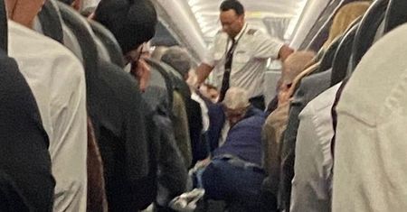 Samolot awaryjnie lądował. Pasażer próbował otworzyć drzwi w trakcie lotu