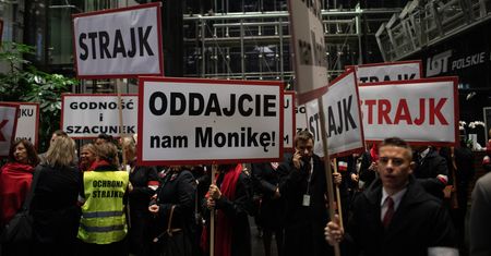 Wojna w LOT. Pracownicy jedni przeciw drugim. "Dziewczynie trzęsły się ręce i płakała"