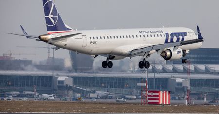 Samolot wylądował, a oni zaczęli klaskać. Nie ma większego obciachu?