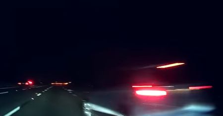Autopilot Tesli omal nie doprowadził do tragedii. Czujność kierowcy uratowała auto przed wypadkiem