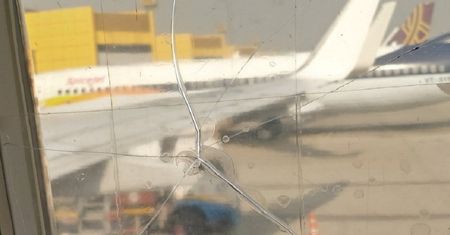 Samolot z pękniętym oknem. Pasażer zgłosił usterkę, którą personel...naprawił taśmą klejącą