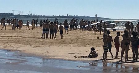 Awaryjne lądowanie samolotu na plaży. Dwie osoby nie żyją