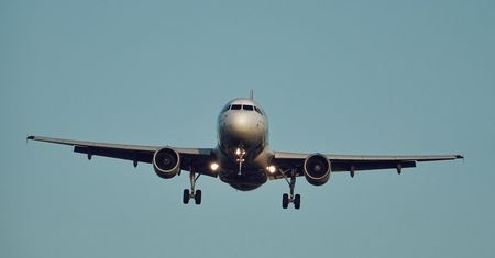 Samolot pasażerski pod ostrzałem. Pilot musiał podjąć szybką decyzję