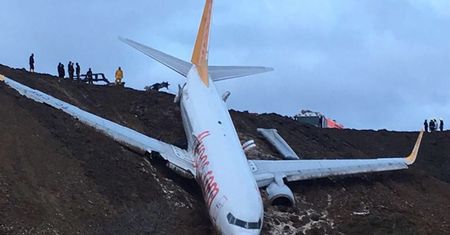 Boeing 737-800 zawisł na skarpie koło morza. Na pokładzie 162 osoby