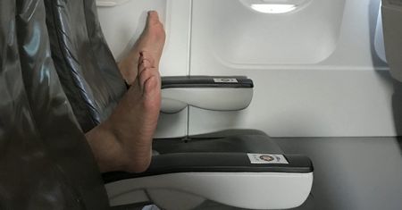 Zdejmujesz buty w samolocie? Skazujesz się na niebezpieczeństwo