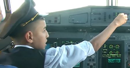 Zawiesili pilotów. Posadzili 10-latka za sterami