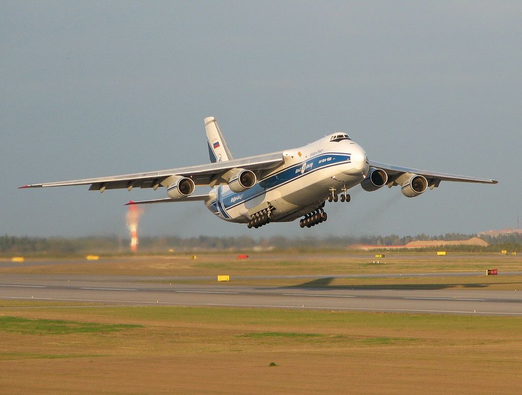 Na łódzkim lotnisku wylądował jeden z największych samolotów świata. Gigantyczny An-124 „Rusłan”