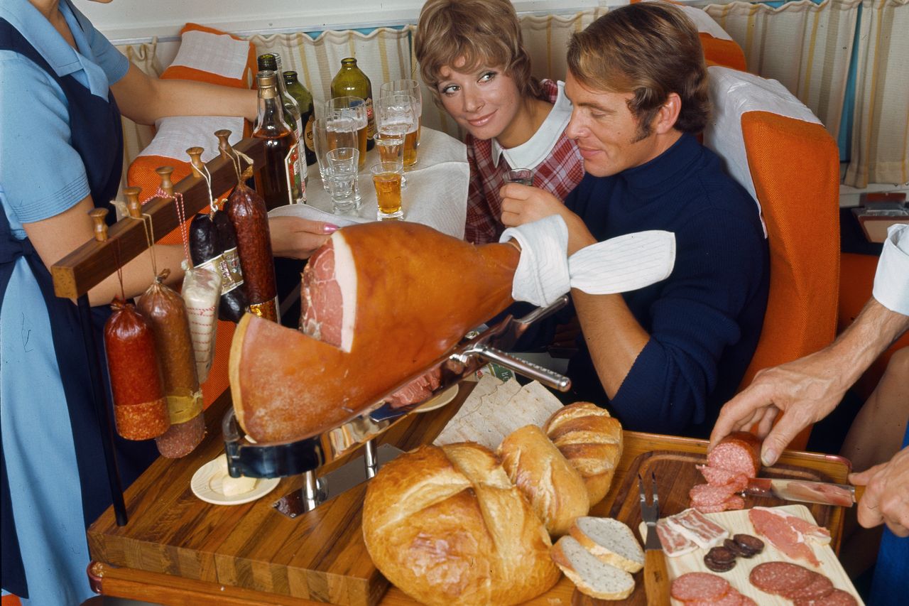 Gardzisz jedzeniem w samolocie? Kiedyś było inaczej