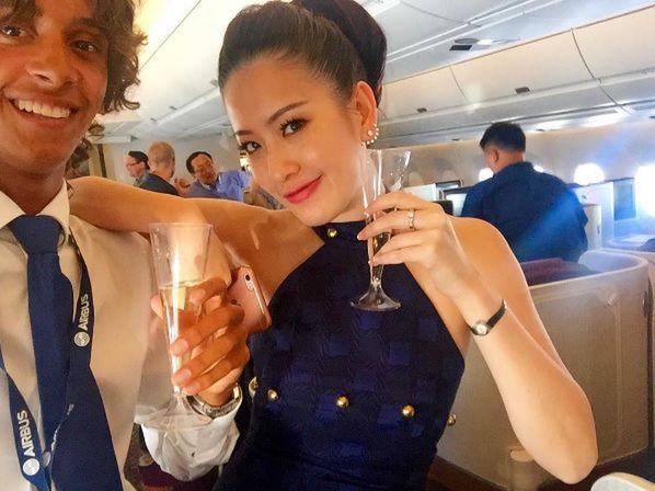 Płacą mu za latanie po świecie