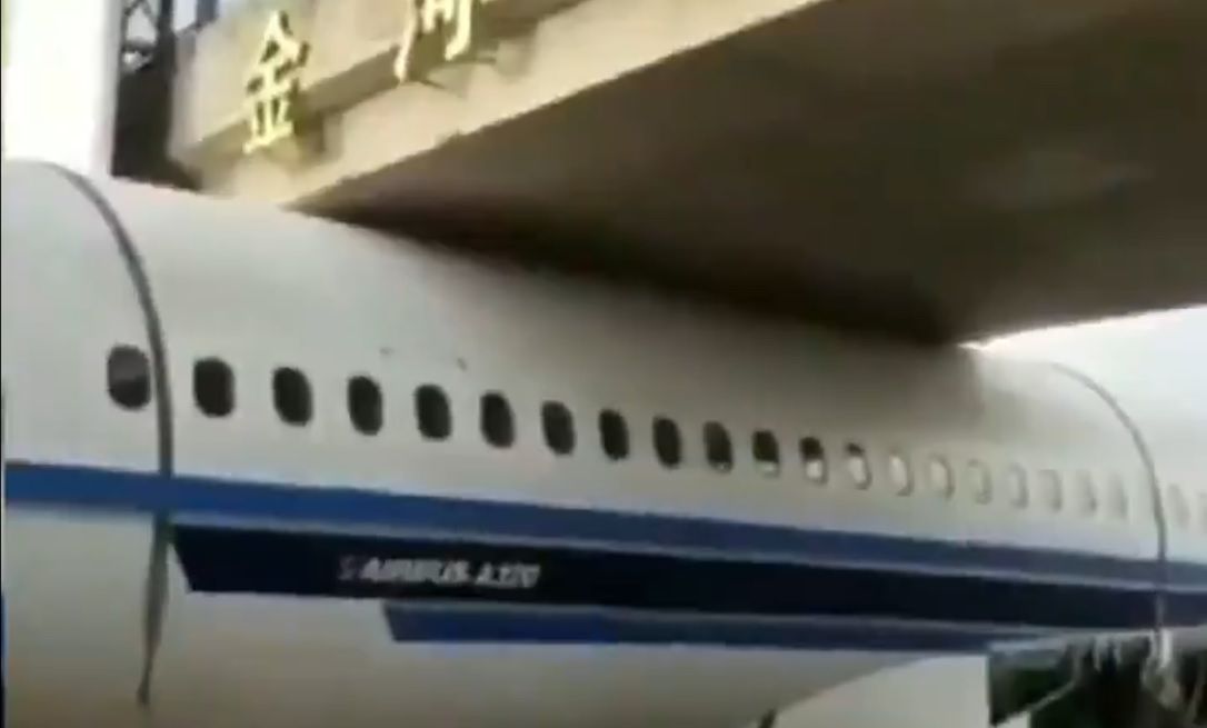 Chiny. Samolot utknął pod mostem [WIDEO]