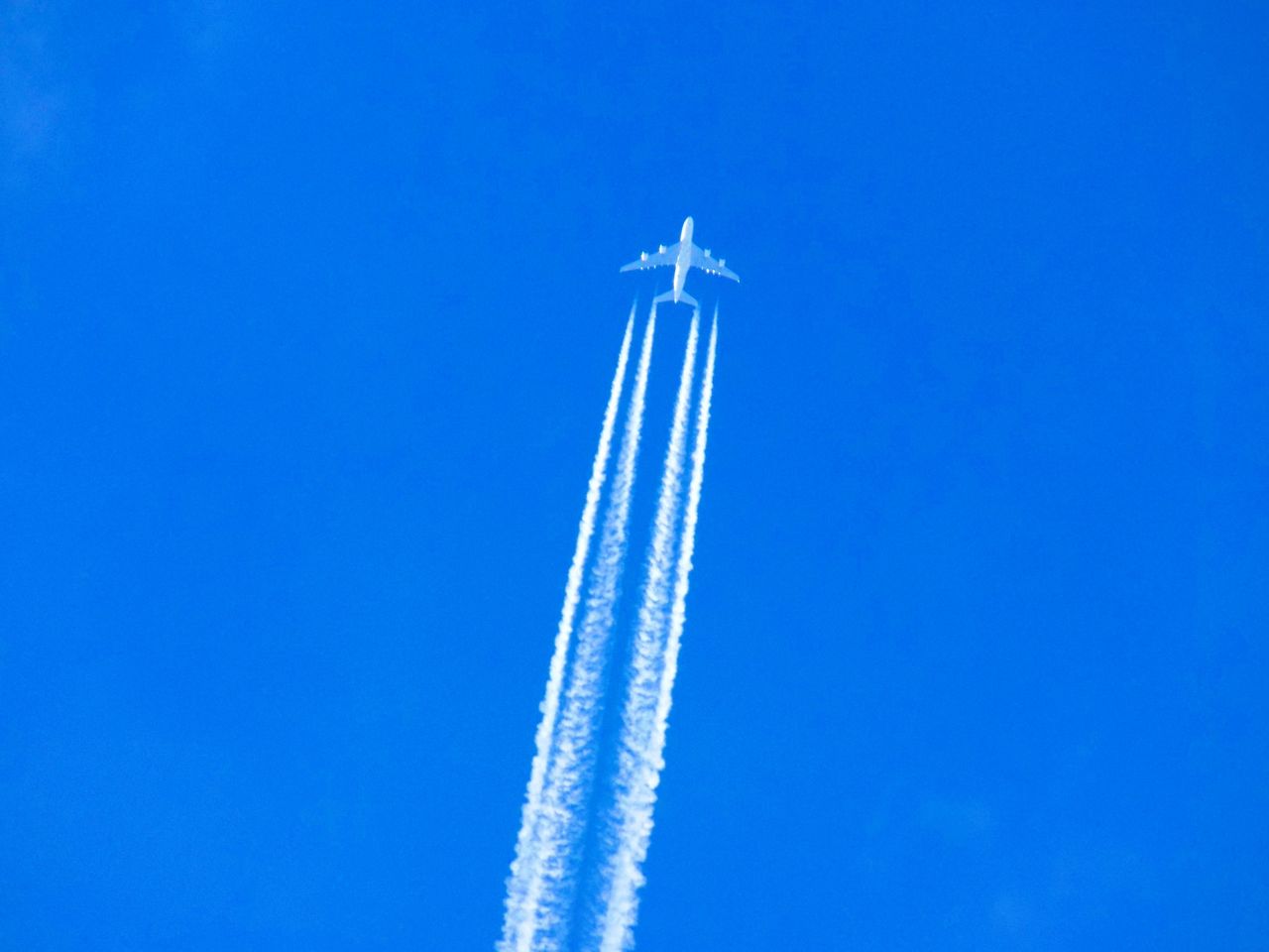 Posłanka poszukuje prawdy w sprawie chemtrails. A ta jest znana od dawna