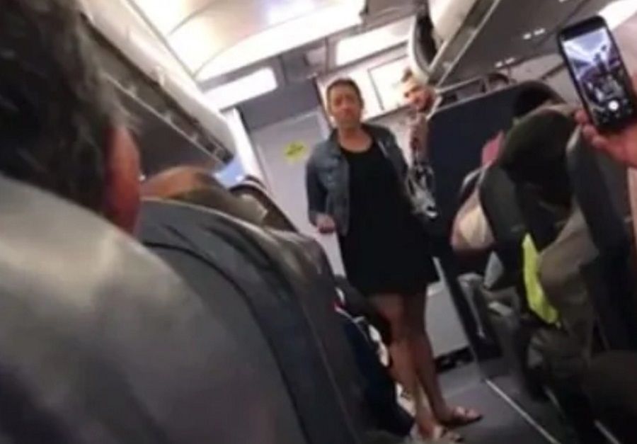 Pijana kobieta wyrzucona z samolotu. "Twerkowała" i pokazywała pośladki