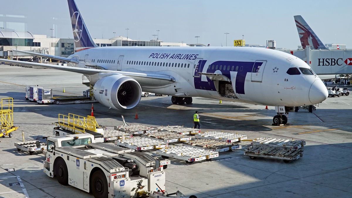 Dreamliner należący do LOT-u na lotnisku w Los Angeles. Co teraz z połączeniami do USA?