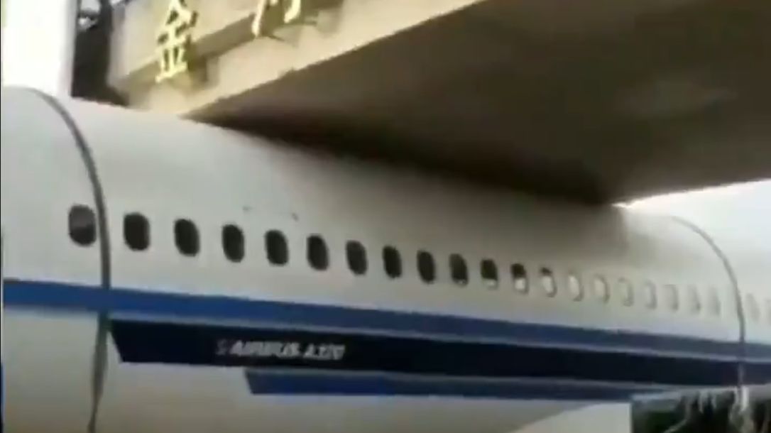 Samolot utknął pod mostem