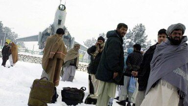 Pasażerowie na lotnisku w Kabulu