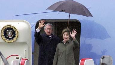 Prezydent Bush z żoną po przylocie do Moskwy