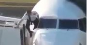 Pilot usiłował dostać się do samolotu przez okno. Film krąży w sieci