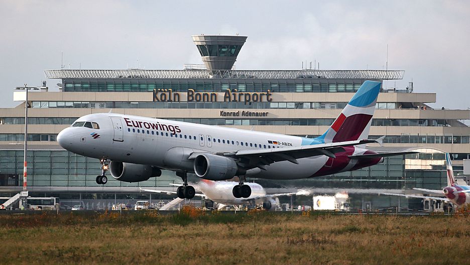 Turbulencje przed lądowaniem w Berlinie spowodowały obrażenia u pasażerów. 