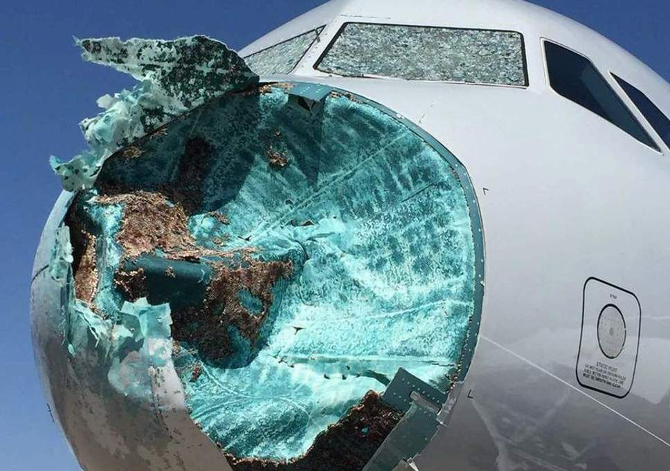 Burza uderzyła w samolot American Airlines. Z dziobu nic nie zostało