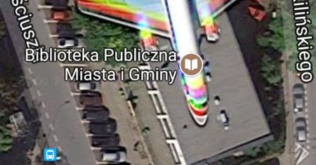 Lądowanie na Bibliotece? "Tęczowy samolot" nad Piasecznem robi furorę