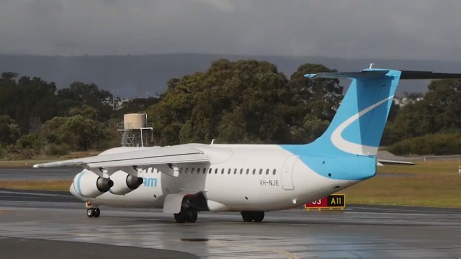 Samolot RJ-85 uderzył w latarnię na lotnisku w Perth w Australii
