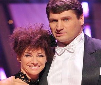 Tancerka molestuje Andrzeja Gołotę?