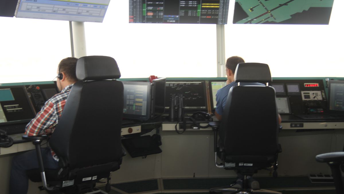 Związkowcy z warszawskiej wieży bronią się przed ewentualnymi obniżkami pensji. 