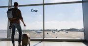 Krzesła były dla niego zbyt niewygodne. Pasażer znalazł lepszy sposób na czekanie