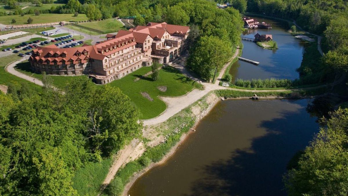 Ten zjawiskowy kurort leży 10 km od Bałtyku, na trasie między Ustką a Słupskiem