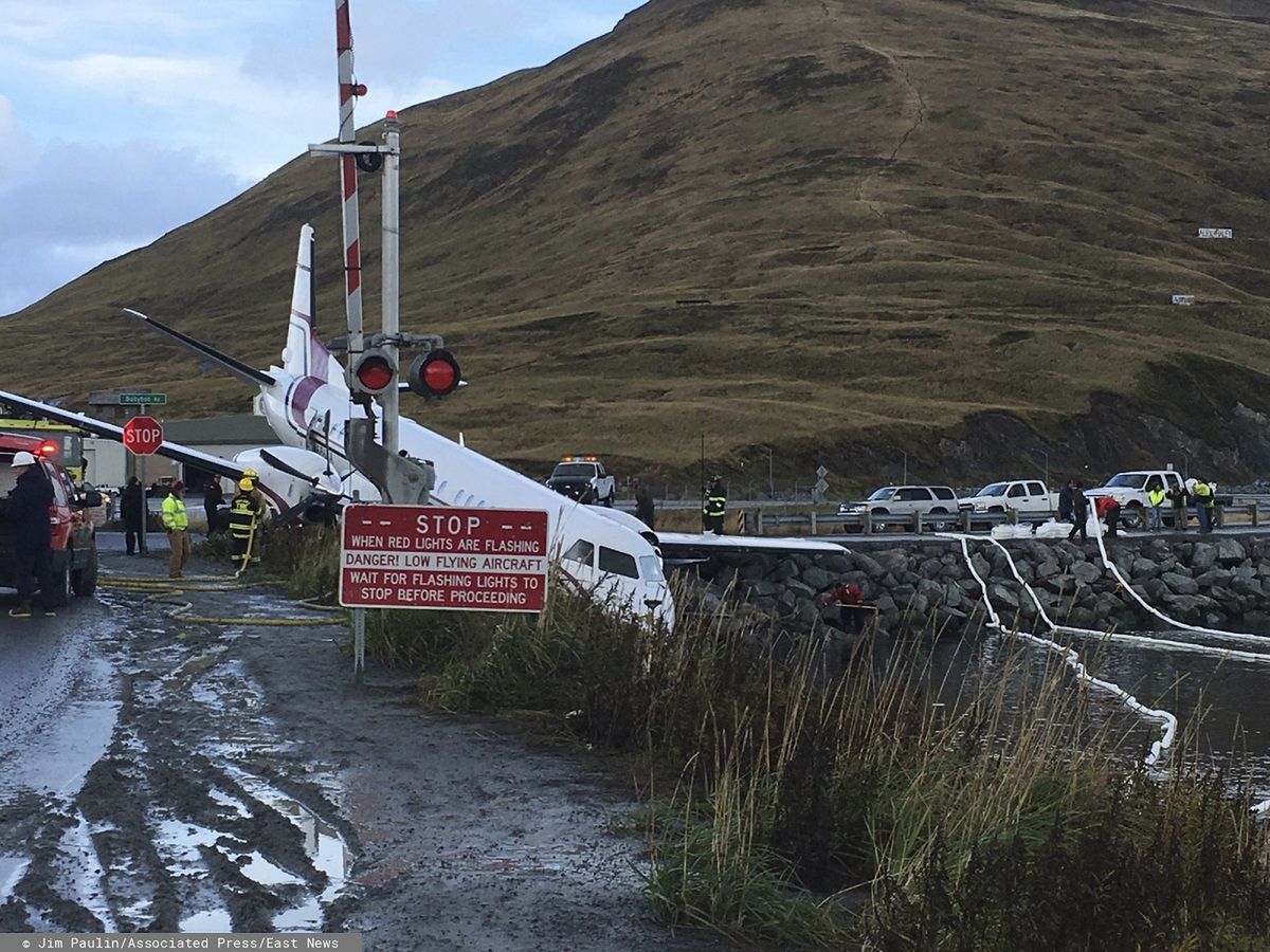 Samolot z 42 osobami na pokładzie wypadł z pasa podczas lądowania w mieście Unalaska w USA.
