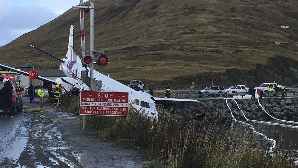 Samolot z 42 osobami na pokładzie wypadł z pasa podczas lądowania w mieście Unalaska w USA.