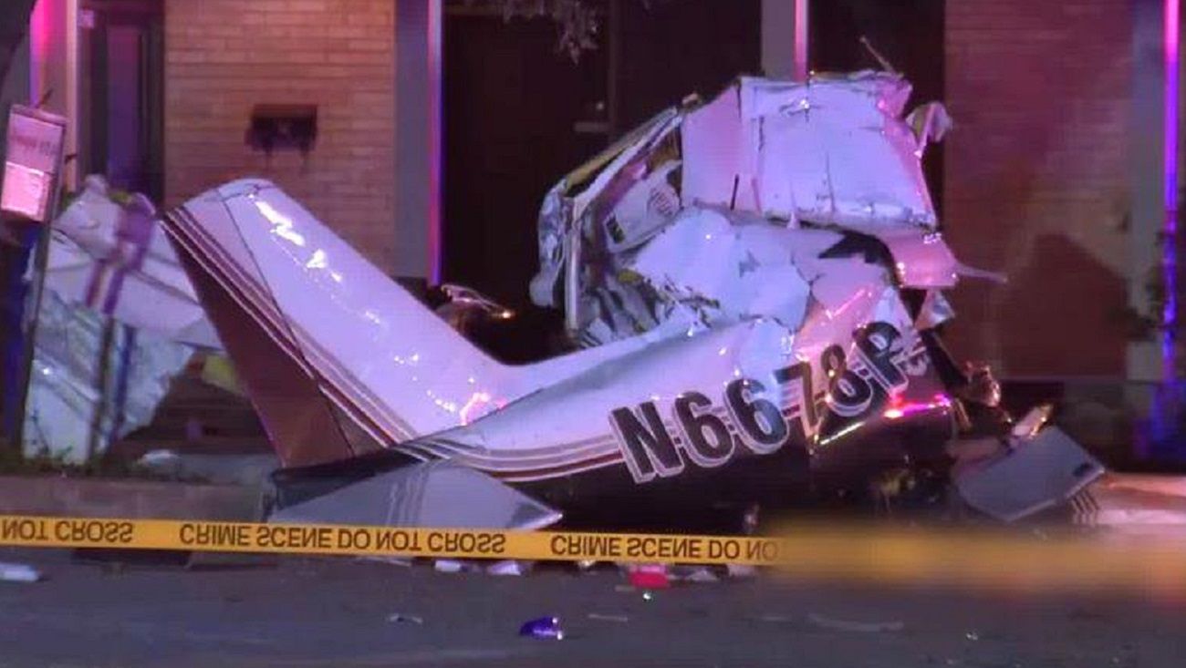 Wrak samolotu, który rozbił się na ulicach San Antonio w USA