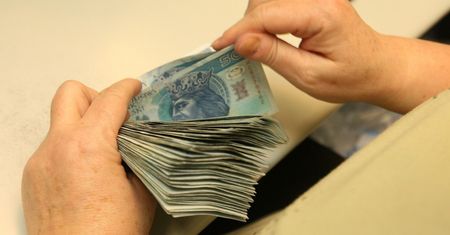Kursy walut. Złoty stabilny, PMI w kalendarzu