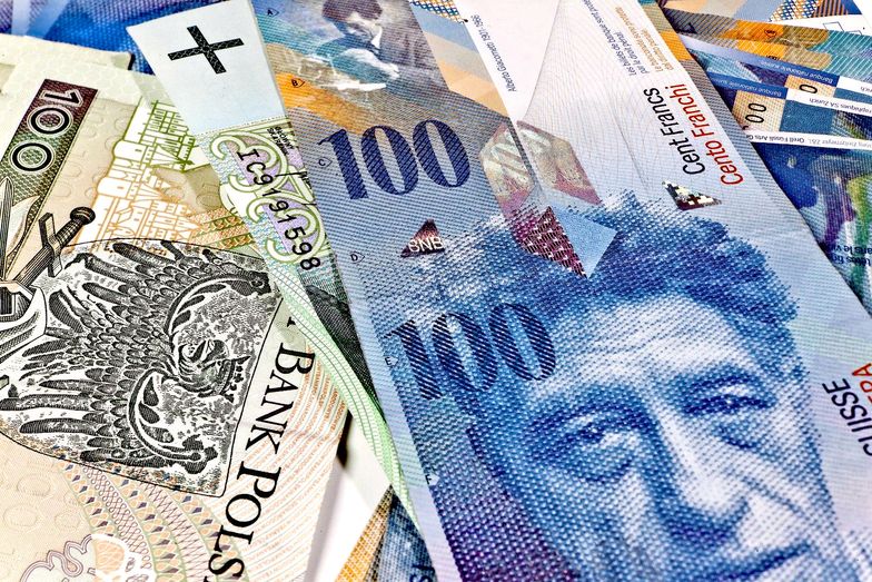 Analitycy twierdzą, że październikowy wyrok TSUE ws. frankowiczów może uderzyć nie tylko w banki, ale też całą polską gospodarkę