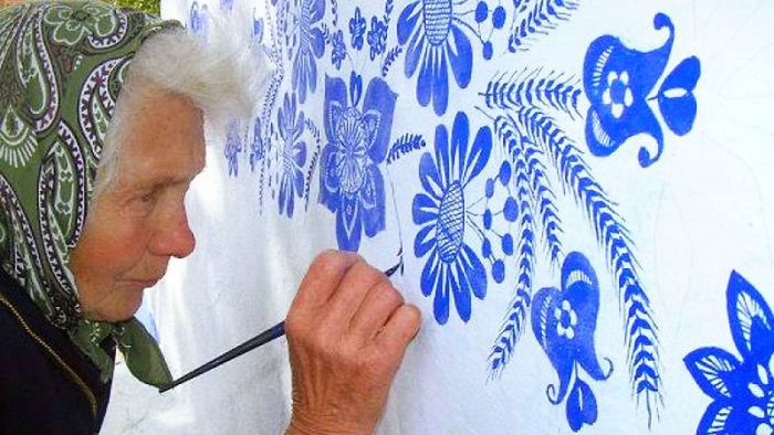 90-letnia mieszkanka wioski Louka od 40 już lat zamienia przydrożne kapliczki w dzieła sztuki