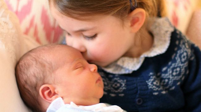 Księżniczka Charlotte wydaje się być zadowolona z narodzin młodszego brata.